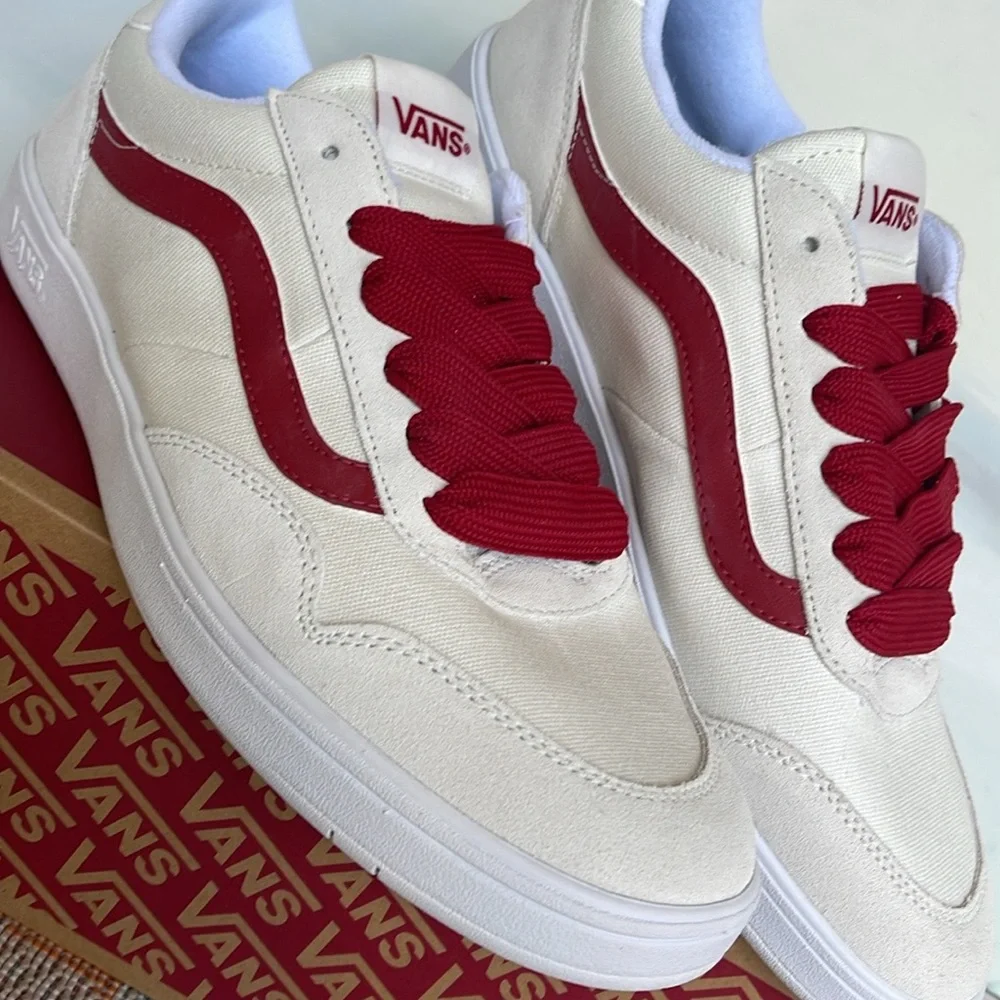 Vans Men’s Cruze Too Cc 90s Retro Blanc De Blanc
VN000CMTJVY
Sneakers - Picture 10 of 16